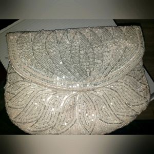 LA REGALE WHITE SEQUIN VINTAGE CLUTCH.